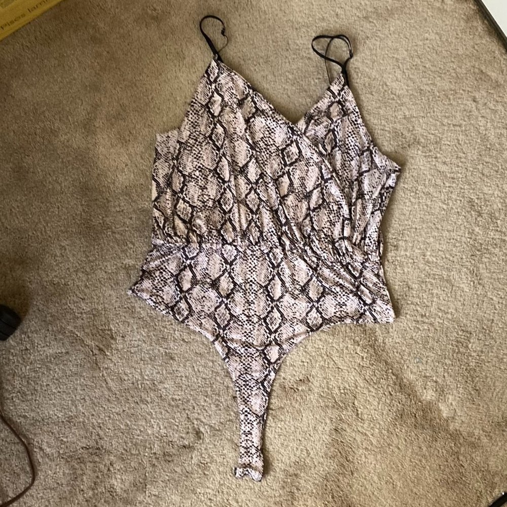 Boohoo bodysuit snap crotch snake print, pink black XL